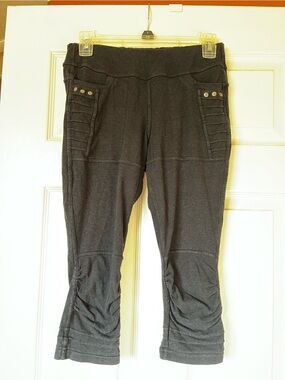 Women's Black Cropped Leggings with Pocket Detail